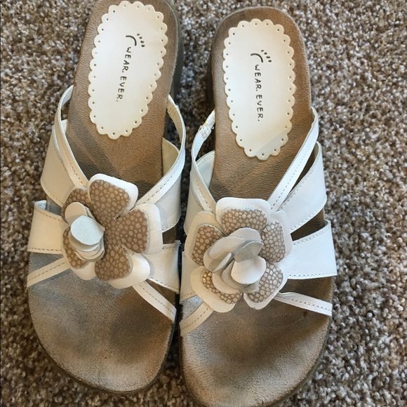 Wear ever white flower sandals - Picture 1 of 3